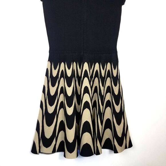 Parker | Short Sleeve Pleated Dress Black Tan - Picture 5 of 9